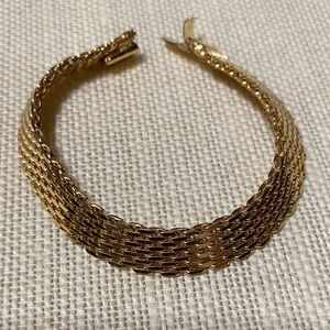 Elegant vintage Monet Gold mesh 7 1/4” Bracelet